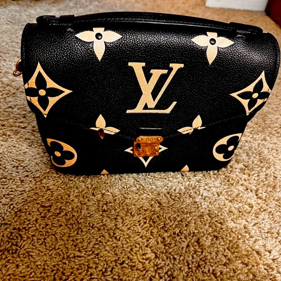 Louis Vuitton
Pochette Metis Bicolor Monogram Empreinte Giant. - Picture 1 of 12
